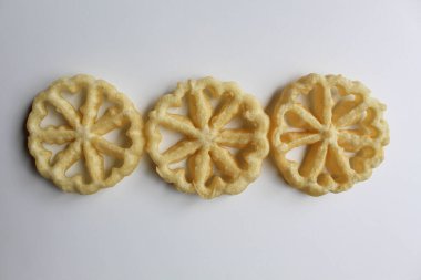 Kembang goyang keki, Endonezya 'dan geleneksel aperatif. Tekerlek ya da çiçek şeklinde kızarmış hamur. Beyaz grupta izole edilmiş.