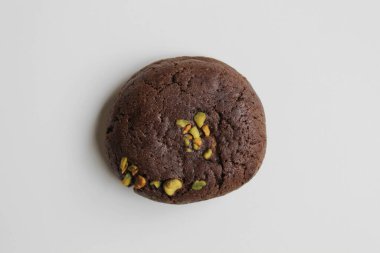 Yeşil fıstıklı çikolatalı kurabiye, beyaz arka planda izole edilmiş, düz ya da üst manzaralı.