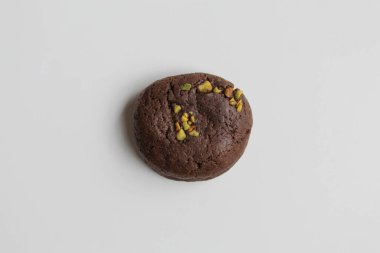 Yeşil fıstıklı çikolatalı kurabiye, beyaz arka planda izole edilmiş, düz ya da üst manzaralı.