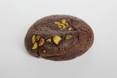 Yeşil fıstıklı, çikolatalı kurabiye. Beyaz arka planda izole edilmiş.