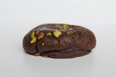 Yeşil fıstıklı, çikolatalı kurabiye. Beyaz arka planda izole edilmiş.