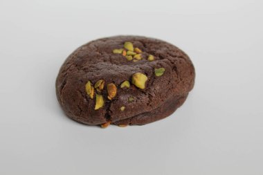 Yeşil fıstıklı, çikolatalı kurabiye. Beyaz arka planda izole edilmiş.