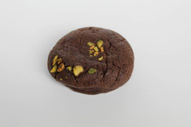 Yeşil fıstıklı, çikolatalı kurabiye. Beyaz arka planda izole edilmiş.