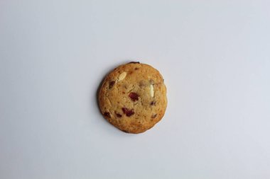 Badem ve böğürtlen kesimli beyaz çikolatalı kurabiye, beyaz arka planda izole, düz ya da üst görünümde