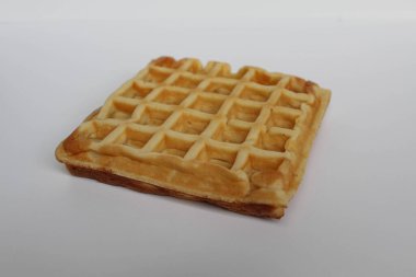 Beyaz arka planda izole edilmiş sade bir waffle keki.