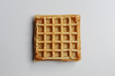 Beyaz arkaplanda izole edilmiş, düz kare waffle keki, düz ya da üst görünüm