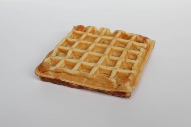 Beyaz arka planda izole edilmiş sade bir waffle keki.