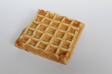 Beyaz arka planda izole edilmiş sade bir waffle keki.