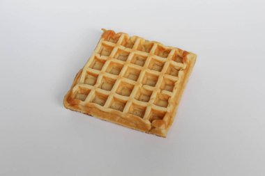 Beyaz arka planda izole edilmiş sade bir waffle keki.