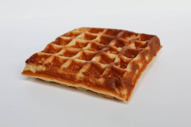 Bir sade kare waffle keki, yanmış, beyaz arka planda izole edilmiş.