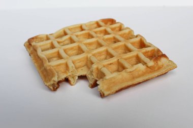 Bir ısırılmış waffle keki, beyaz arka planda izole edilmiş.