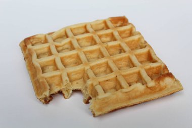 Bir ısırılmış waffle keki, beyaz arka planda izole edilmiş.