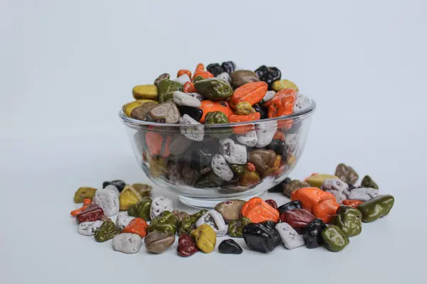 Şeffaf kâsede, beyaz zemin üzerinde izole edilmiş Türk taş çikolatası.