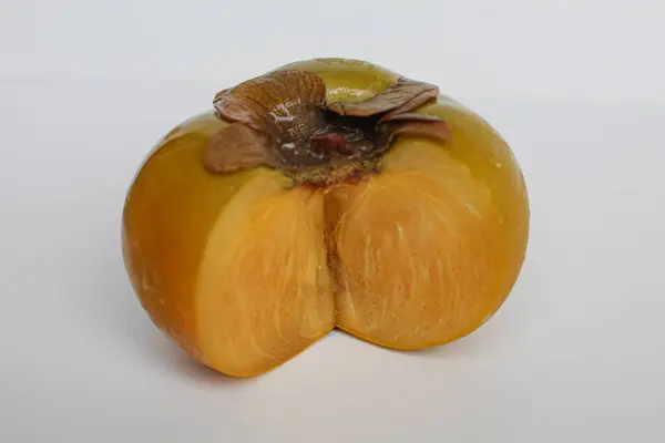 Beyaz arka planda izole edilmiş kesilmiş et hurması.