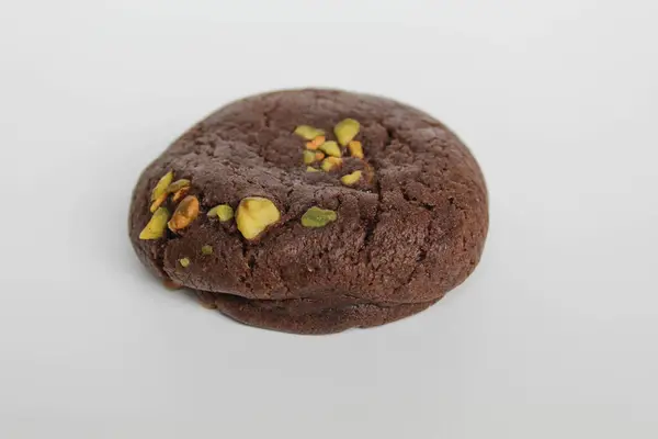 Yeşil fıstıklı, çikolatalı kurabiye. Beyaz arka planda izole edilmiş.