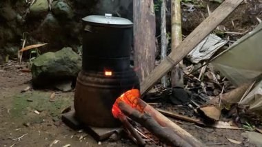 Angklo ya da Anglo ile yemek pişirmek. Anglo, Cava (Endonezya) geleneğinde kilden yapılan geleneksel bir fırındır. Yakacak odun olarak