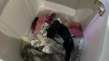 Çamaşır yıkama işlemi üst yük çamaşır makinesinde yapılıyor