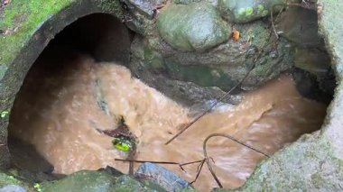 Hendekte hızlı kahverengi çamurlu su akıyor