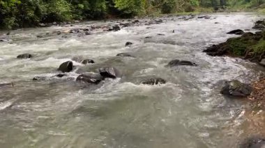Ciujung Nehri, Batı Java, Endonezya 'daki kayalar arasında durgun su akışı