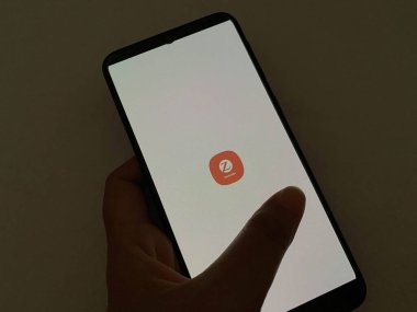 Bekasi, Endonezya - 22 Mart 2025: android akıllı telefonu üzerine sıçrama ekranı Medicillin uygulaması, Zürih 'ten sigorta uygulaması