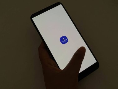 Bekasi, Endonezya - 22 Mart 2025: Komunal uygulaması ile android akıllı telefonu, bir yatırım veya fintech uygulaması