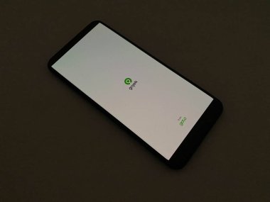 Bekasi, Endonezya - 22 Mart 2025: android akıllı telefonundaki Gojek uygulamasının sıçrama ekranı, bir sürüş uygulaması