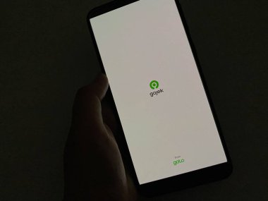 Bekasi, Endonezya - 22 Mart 2025: android akıllı telefonundaki Gojek uygulamasının sıçrama ekranı, bir sürüş uygulaması