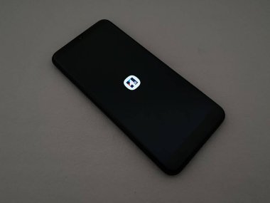 Bekasi, Endonezya - 22 Mart 2025: bir yatırım uygulaması olan android akıllı telefon üzerindeki IPOT veya Indo Premier Online Technology uygulamasının sıçrama ekranı