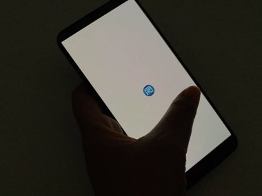 Bekasi, Endonezya - 22 Mart 2025: Endonezya 'nın ulusal sağlık sigortası uygulaması olan android akıllı telefonundaki Mobil JKN uygulamasının sıçrama ekranı