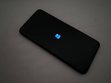 Bekasi, Endonezya - 22 Mart 2025: Android akıllı telefonundaki Microsoft Outlook uygulamasının sıçrama ekranı