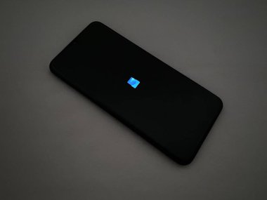 Bekasi, Endonezya - 22 Mart 2025: Android akıllı telefonundaki Microsoft Outlook uygulamasının sıçrama ekranı