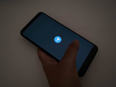 Bekasi, Endonezya - 22 Mart 2025: Android akıllı telefonundaki Telegram uygulamasının sıçrama ekranı, sohbet uygulaması