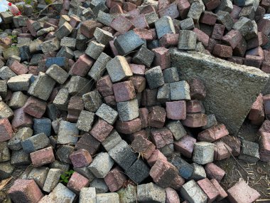 Kaldırım taşı, zemin ya da beton blok kaldırım, küp şeklinde, kırmızı ve gri renkler yığını