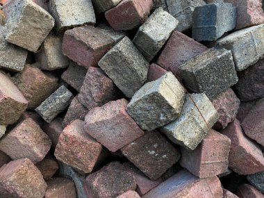 Kaldırım taşı, zemin ya da beton blok kaldırım, küp şeklinde, kırmızı ve gri renkler yığını