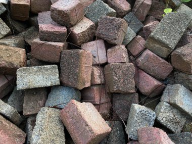 Kaldırım taşı, zemin ya da beton blok kaldırım, küp şeklinde, kırmızı ve gri renkler yığını