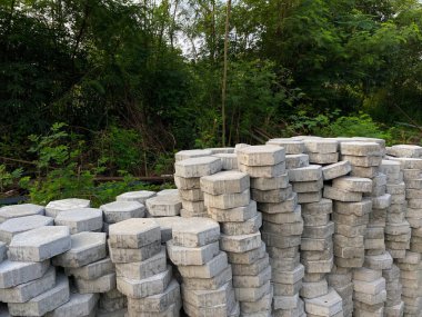 Altıgen kaldırım yığını, zemin ya da beton blok kaldırım, yeşil ağaçların kenarına yan manzara