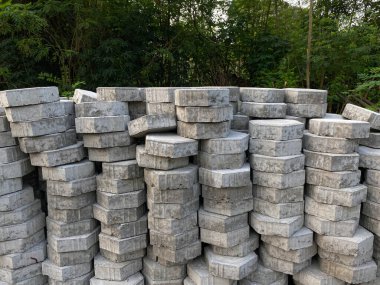 Altıgen kaldırım yığını, zemin ya da beton blok kaldırım, yeşil ağaçların kenarına yan manzara