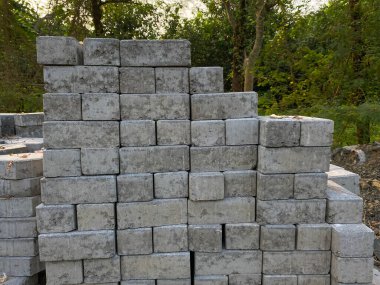 Küp kaldırım taşı, döşeme ya da beton kaldırım, yan görüş