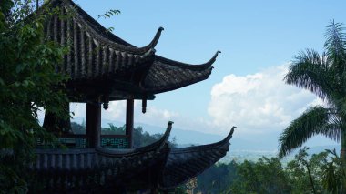 Eski tapınak manzarası. Dağların tepesinde antik Çin binaları var.