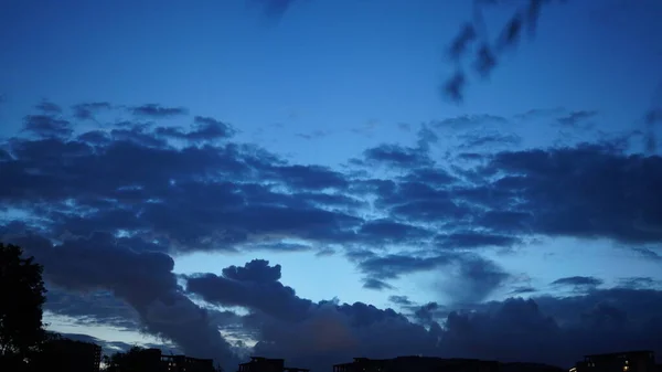 Krásný Výhled Zapadající Oblohu Mraky Modrou Oblohou — Stock fotografie