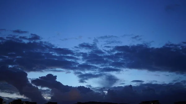 Güzel Gün Batımı Manzarası Bulutlar Mavi Gökyüzü — Stok fotoğraf
