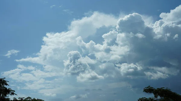 Vista Del Cielo Azul Con Las Nubes Blancas Verano — Foto de Stock
