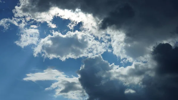 Yazın Beyaz Bulutlu Mavi Gökyüzü Manzarası — Stok fotoğraf