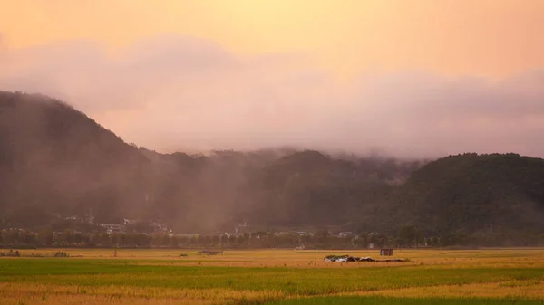 Bela Vista Pôr Sol Com Nuvens Coloridas Silhueta Das Montanhas — Fotografia de Stock