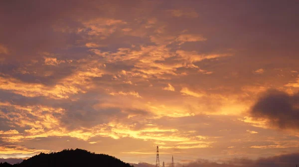 Όμορφη Θέα Στο Ηλιοβασίλεμα Φόντο Πολύχρωμα Σύννεφα Και Σιλουέτα Των — Φωτογραφία Αρχείου