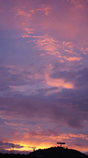 Het Prachtige Zonsondergang Uitzicht Met Kleurrijke Wolken Bergen Silhouet Als — Stockfoto