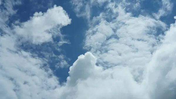 Pandangan Langit Biru Dengan Awan Putih Musim Panas — Stok Foto