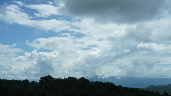 Vista Del Cielo Azul Con Las Nubes Blancas Verano —  Fotos de Stock