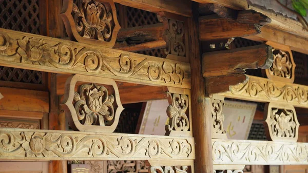 彫刻が施された古い木造中国の建物 — ストック写真