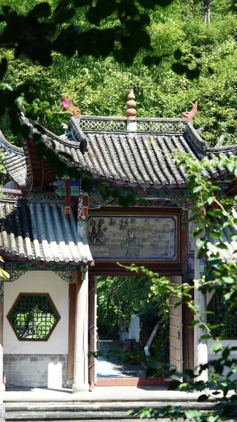 中国古代建筑座落在山顶上的古寺景 — 图库照片